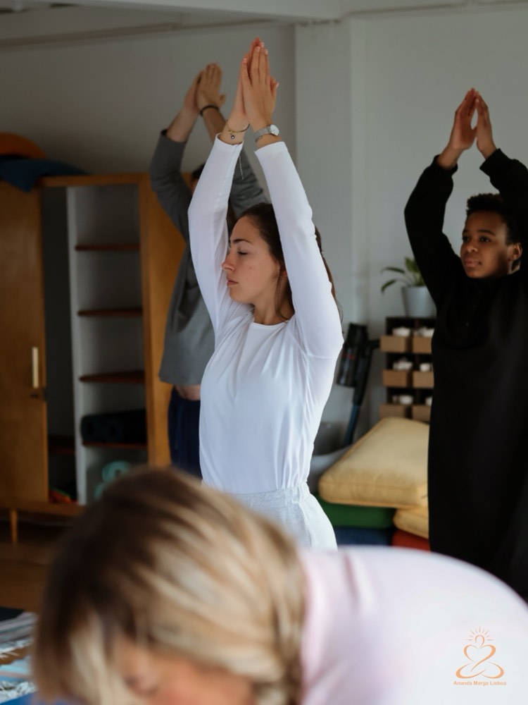 Alunos em prática de yoga numa aula da Ananda Marga Lisboa