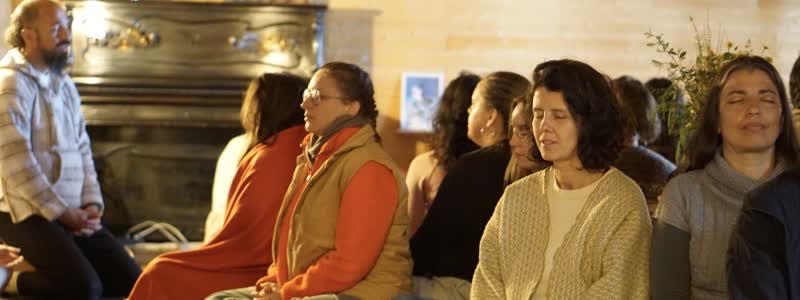 Sessão de meditação coletiva na Ananda Marga Lisboa