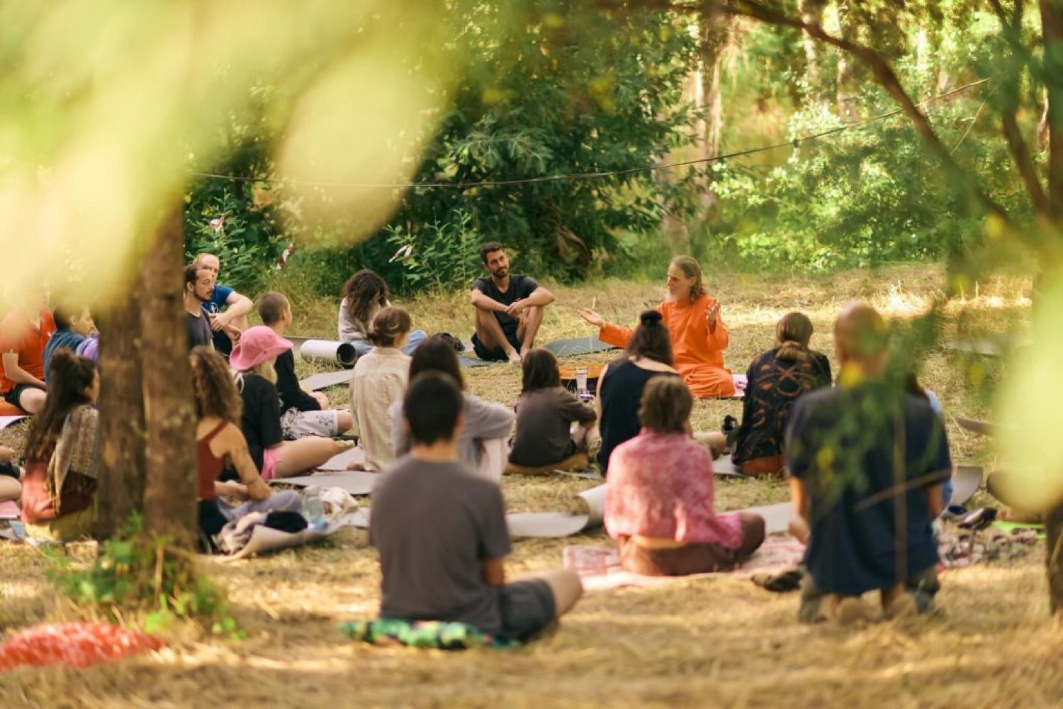 Grupo em meditação com um formador da Ananda Marga